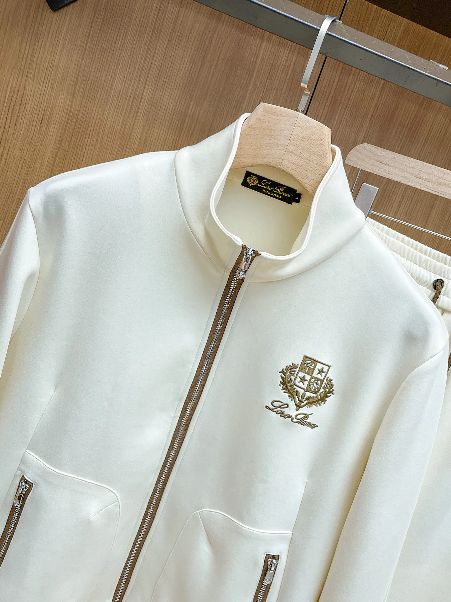 LP New Arrival counter Same Style casual suit, Breathable, comfortable and casual! Full of high-end feel! The details are exquisite and high-end, and the workmanship is impeccable! The original Premium fabric is very high-end! The fabric is crisp and anti-wrinkle Wear-Resistant, warm, neat and stylish. Everyone must buy a set this autumn and winter. They must look cool and cool when wearing them. We especially recommend Sizes M-3XL